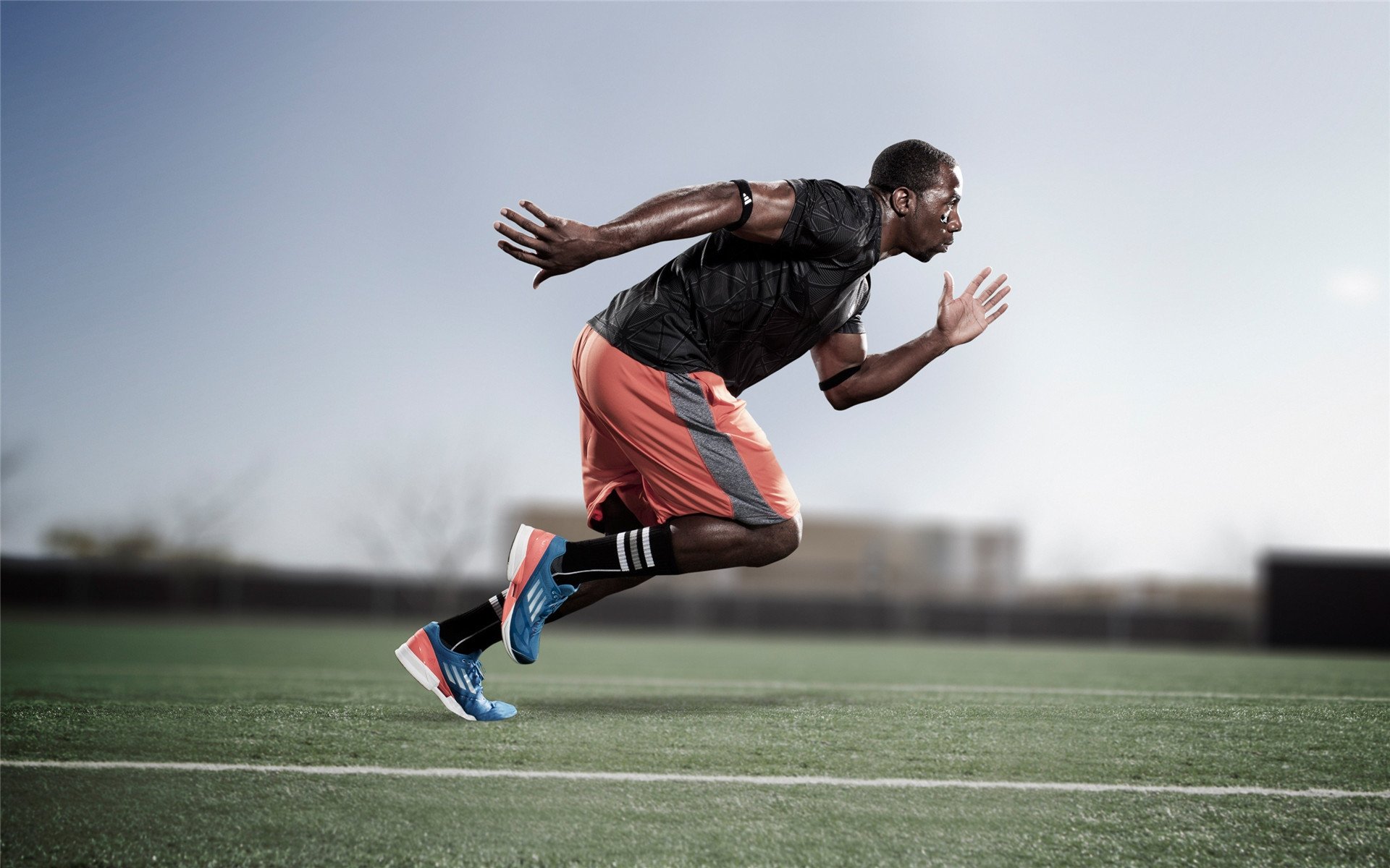 立交桥下篮球半场联赛 城市噪音成为独特背景